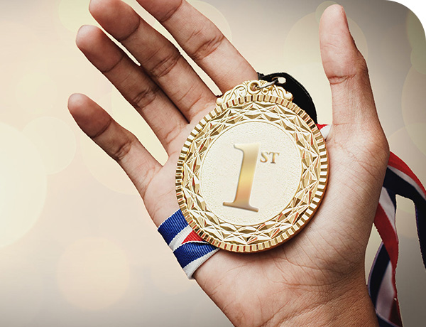 Personne détenant une médaille dor