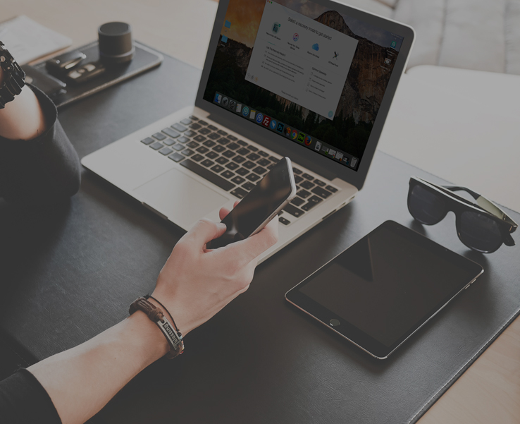 Personne à table avec ordinateur portable et téléphone