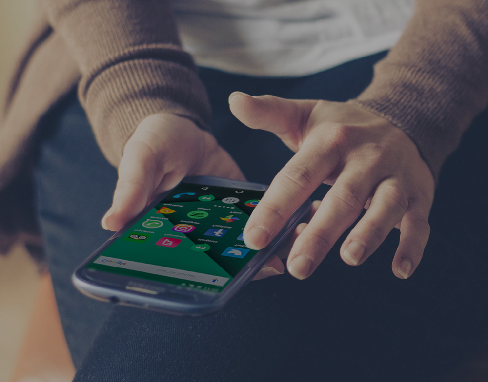 Personne tenant un téléphone en gros plan