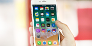 Personne tenant un iPhone